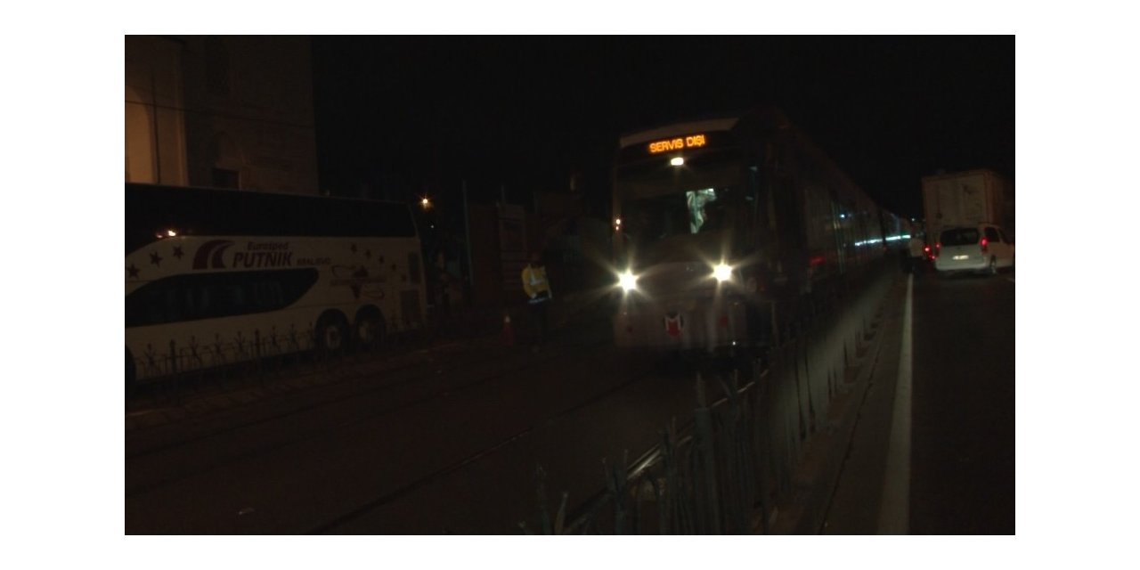 Beyazıt’ta elektrik telleri kopan tramvayın onarımı yapılarak tekrardan kullanıma açıldı
