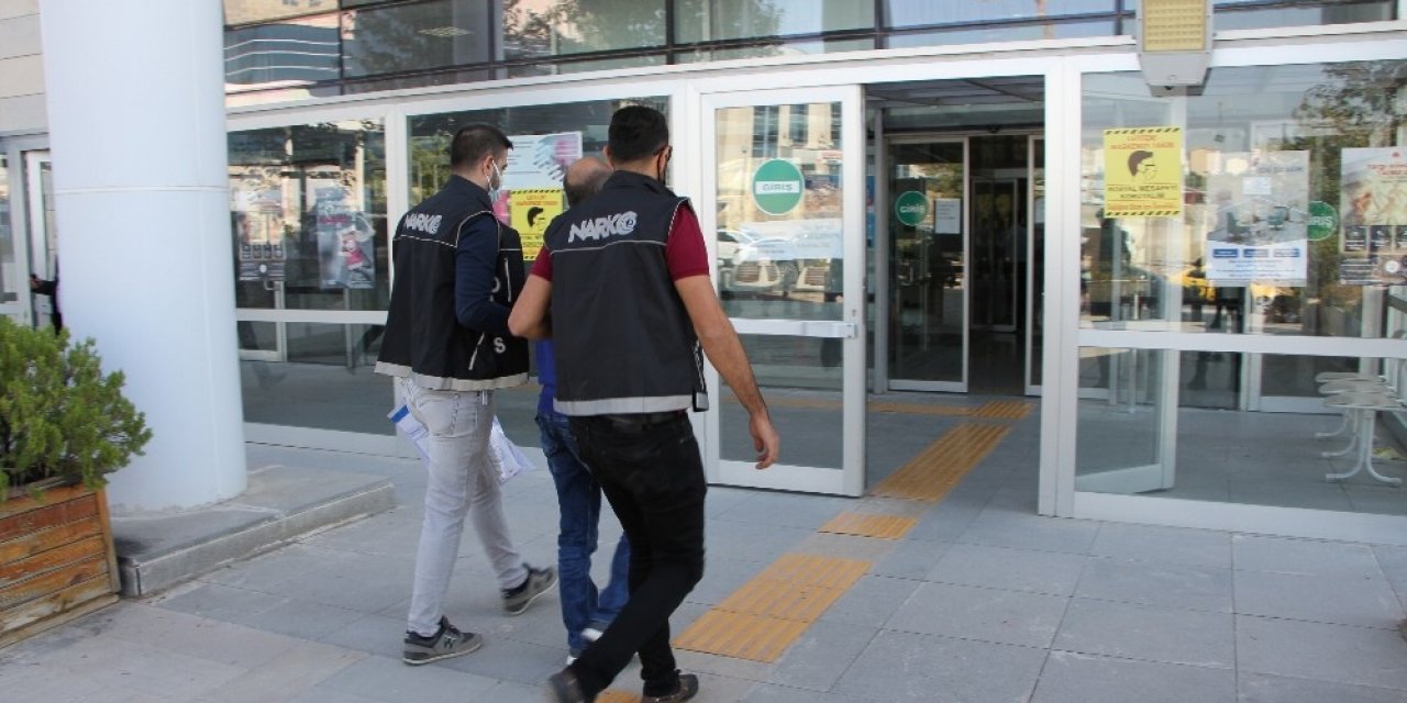 Şüphelinin önce üzerinde, sonra evinde uyuşturucu ele geçirildi