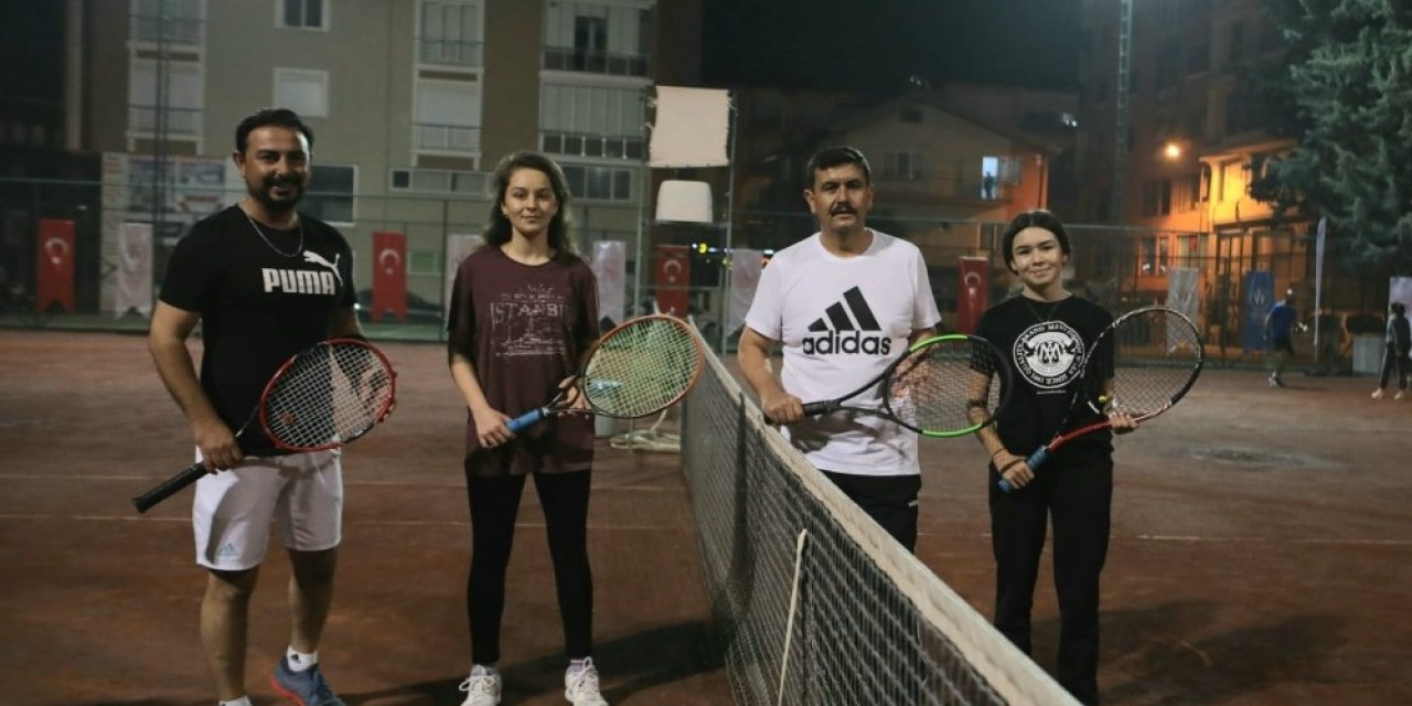 Vali Arslantaş, 29 Ekim Cumhuriyet Bayramı  tenis turnuvasının açılışını yaptı.
