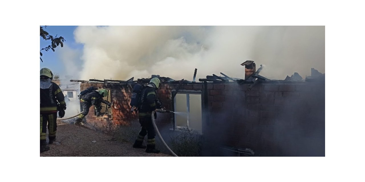 Evleri yanan Özgül ailesinin ilk misafiri Başkan Zolan oldu