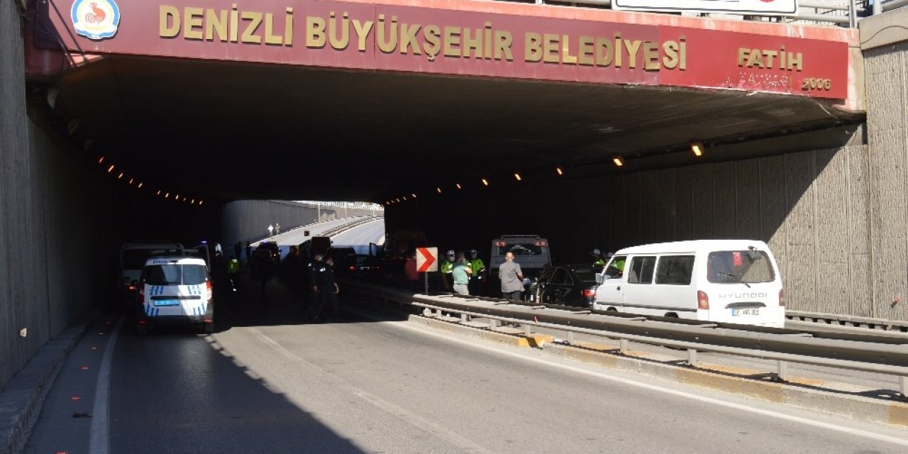 Kazayı izlerlerken kaza yaptılar