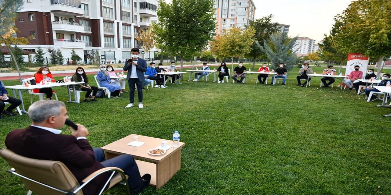 Çınar, bilgi evinde gençlerle bir araya geldi