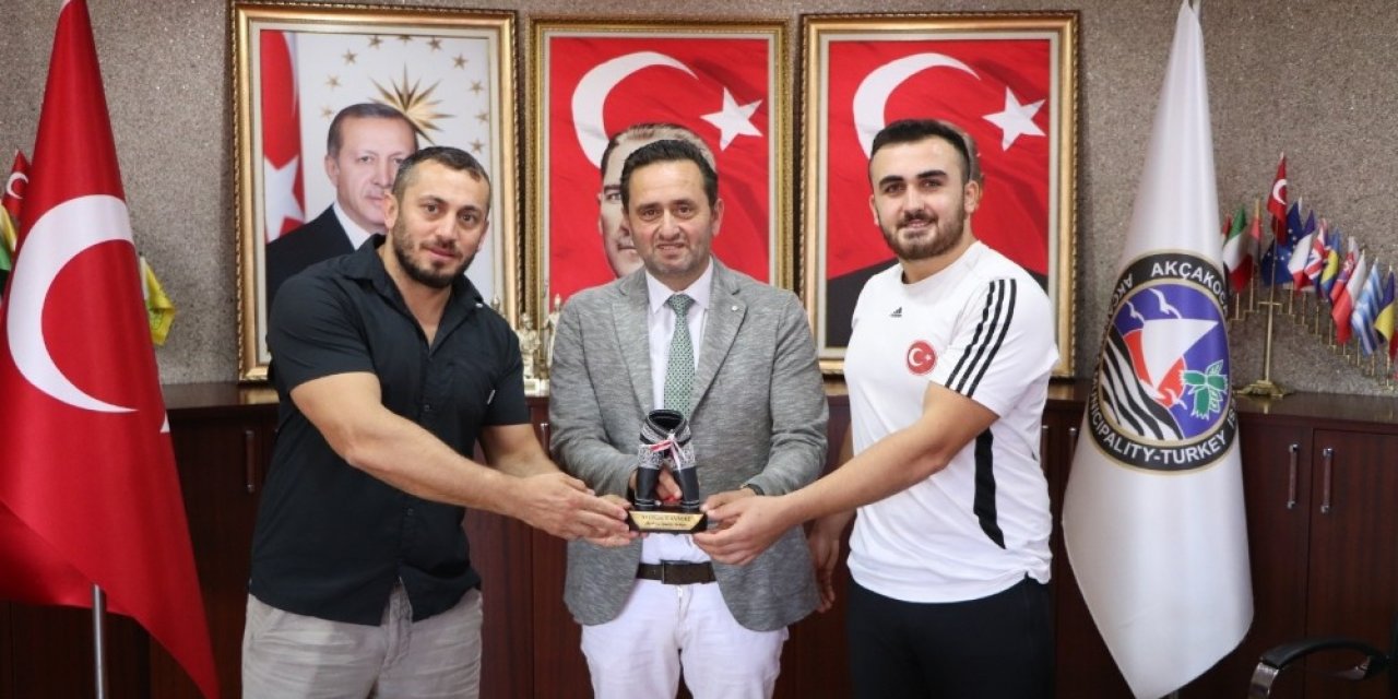 Milli Güreşçiler, Başkan Yanmaz’ı ziyaret etti