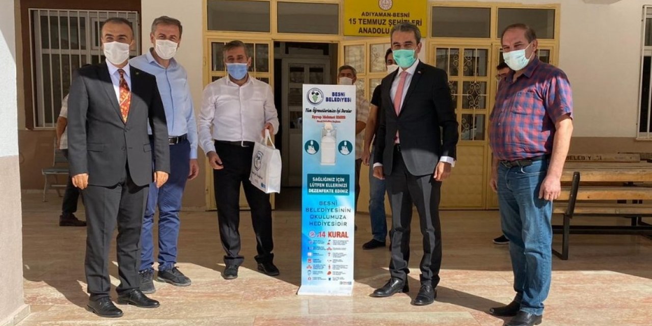 Besni Belediyesinden okullara dezenfektan standı