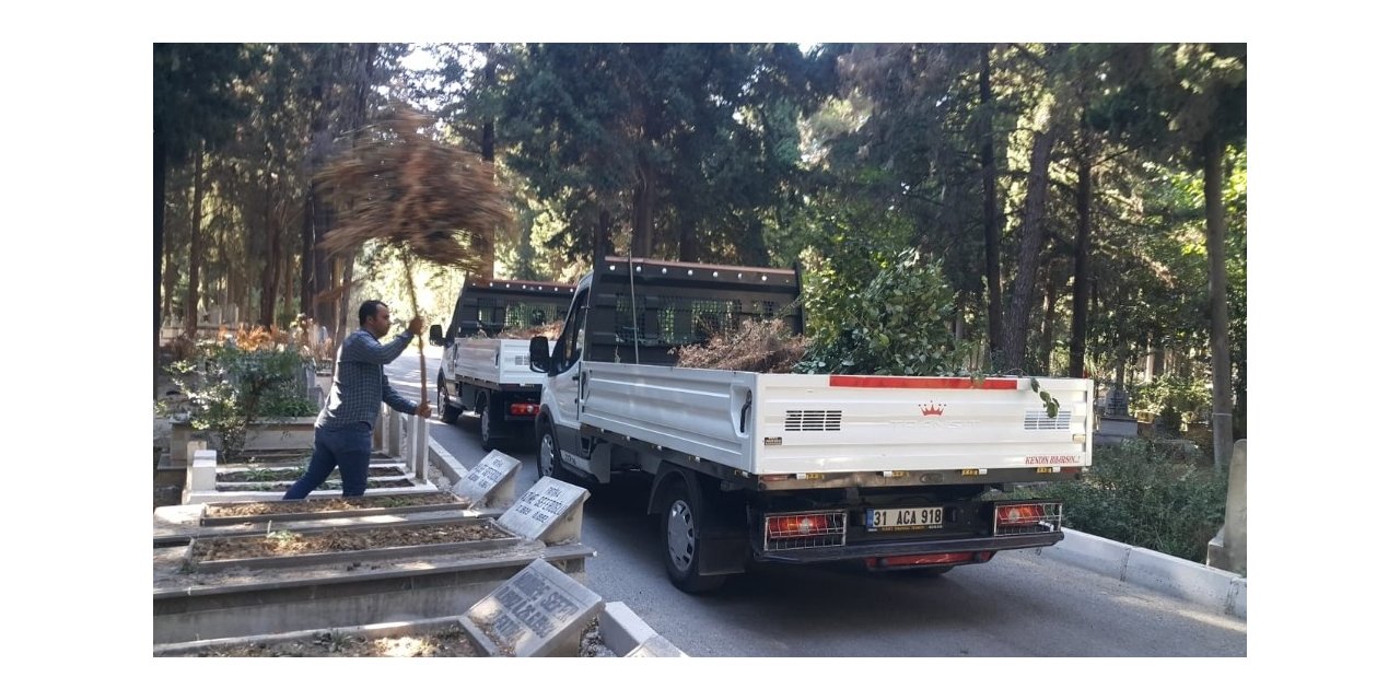 Hatay’da mezarlıklarda 32 kamyonet dolusu çöp toplandı