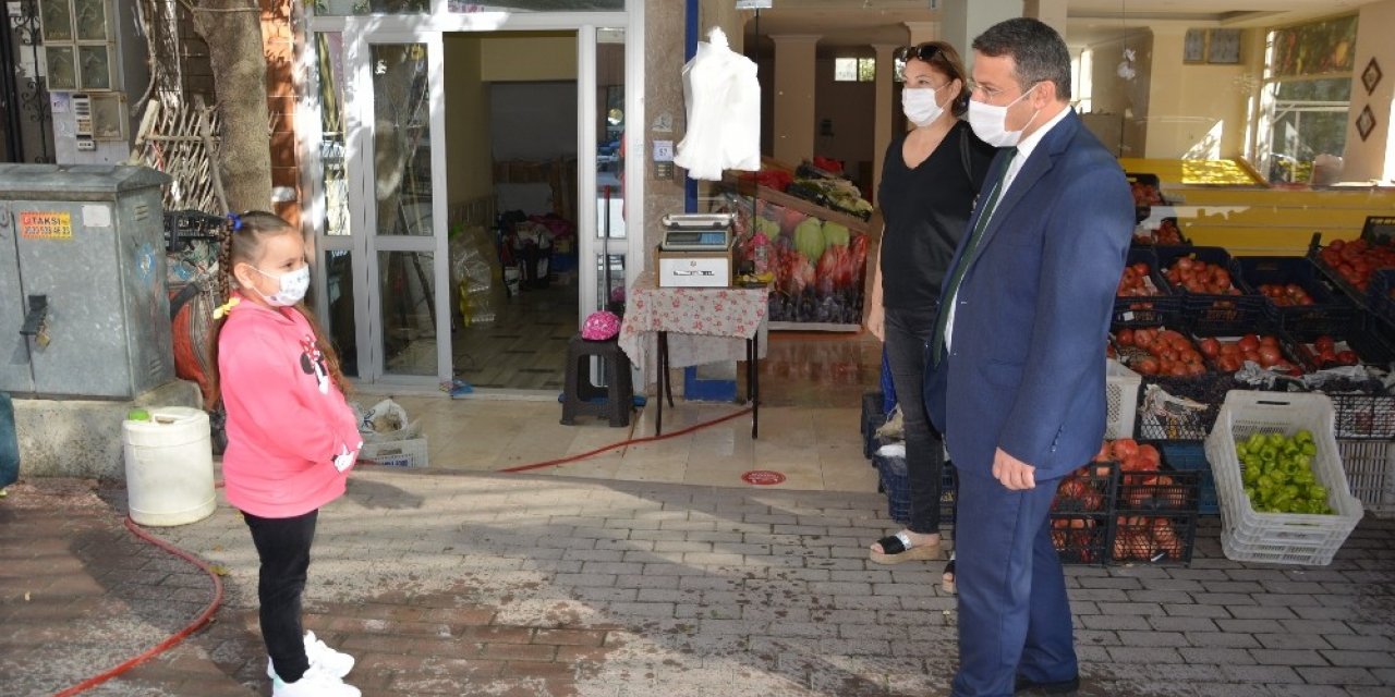 Küçük kız korona denetiminde kaymakama "Bayrak" şiirini okudu