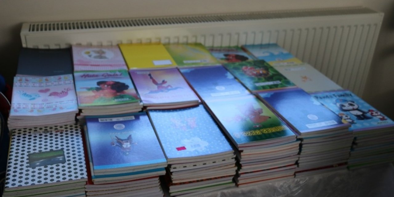 Muhalle muhtarından ihtiyaç sahiplerine kırtasiye yardımı