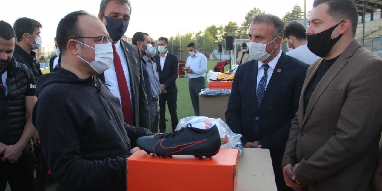 Elazığ’da 104 spor kulübüne  malzeme yardımı yapıldı