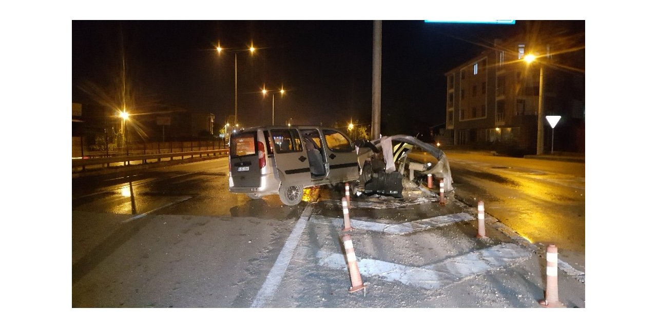 Yol ayrımında bariyerlere çarpan otomobilin sürücüsü yaralandı