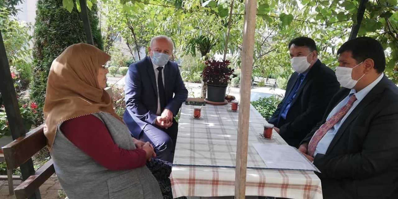 Müdürlerden Kızılay şehidinin ailesine ziyaret