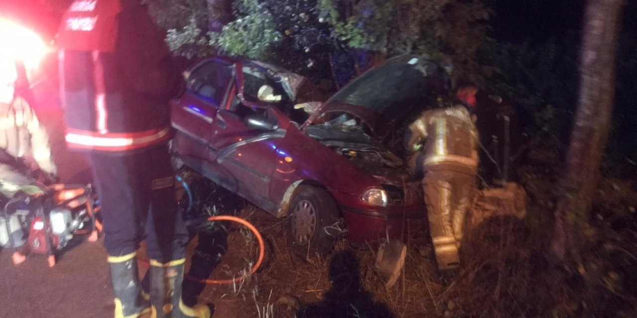 Virajı alamayan otomobil ağaca çarptı: 1’i ağır 2 yaralı