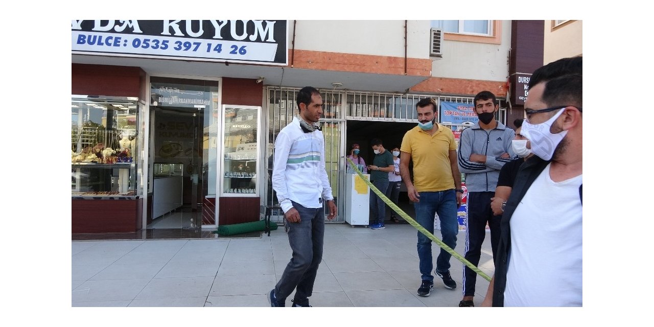 Polis kıyafeti giyen soyguncu, kuyumcuyu soydu