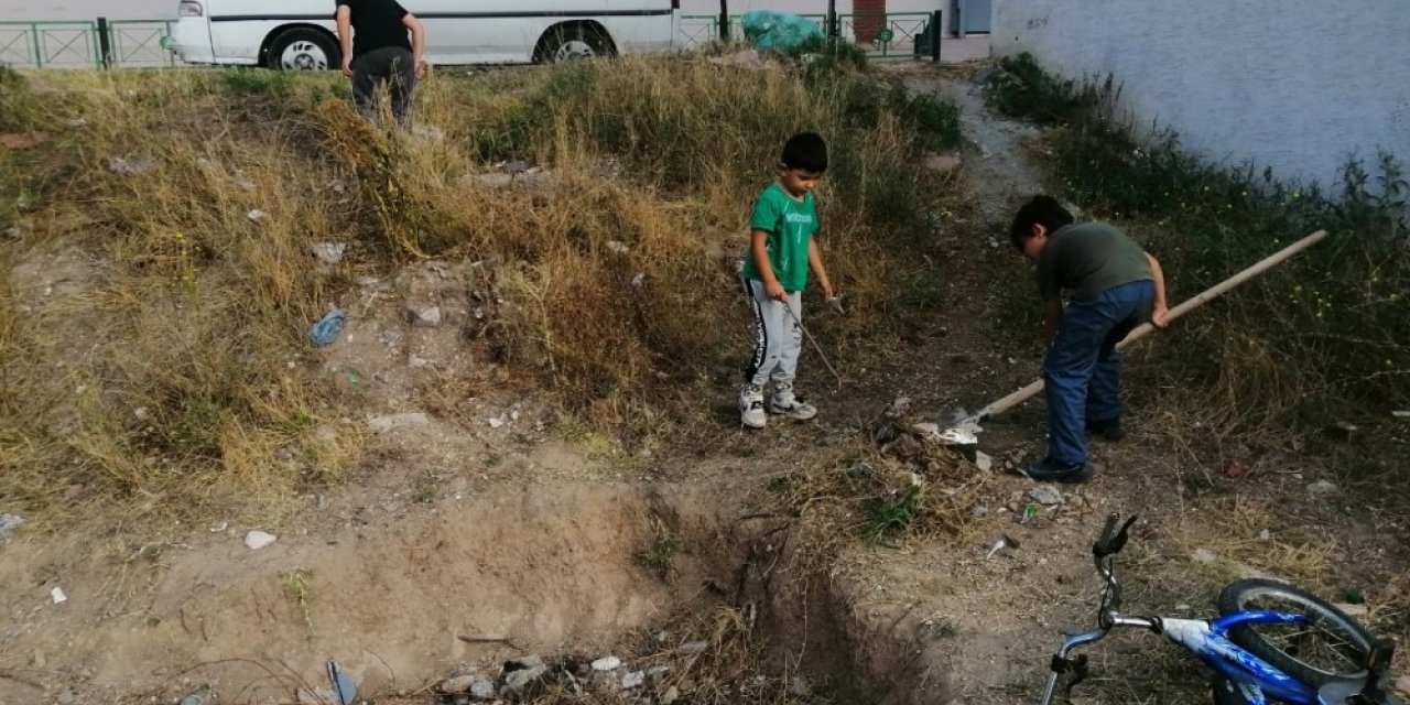 Çocukların kazma kürekli bisiklet aşkı