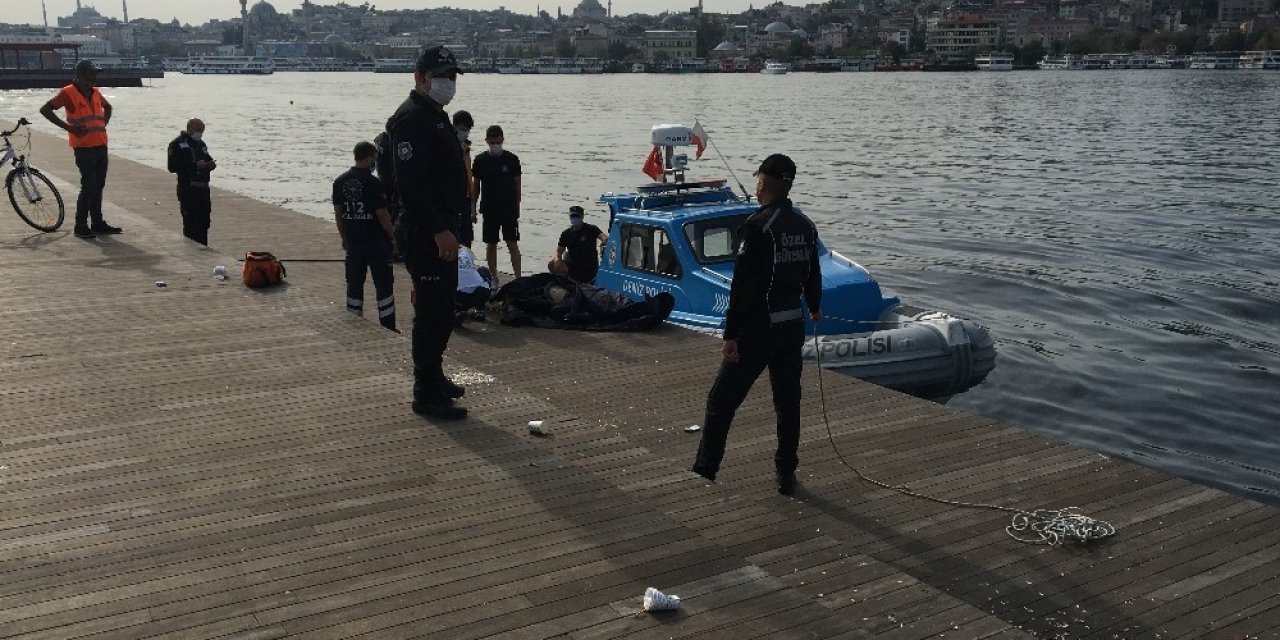 Eminönü’nde denizden erkek cesedi çıktı