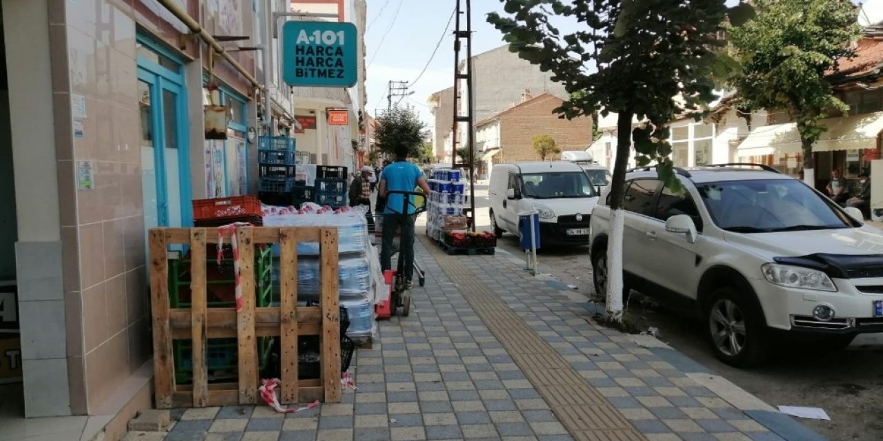 Engelli yolu engel dolu