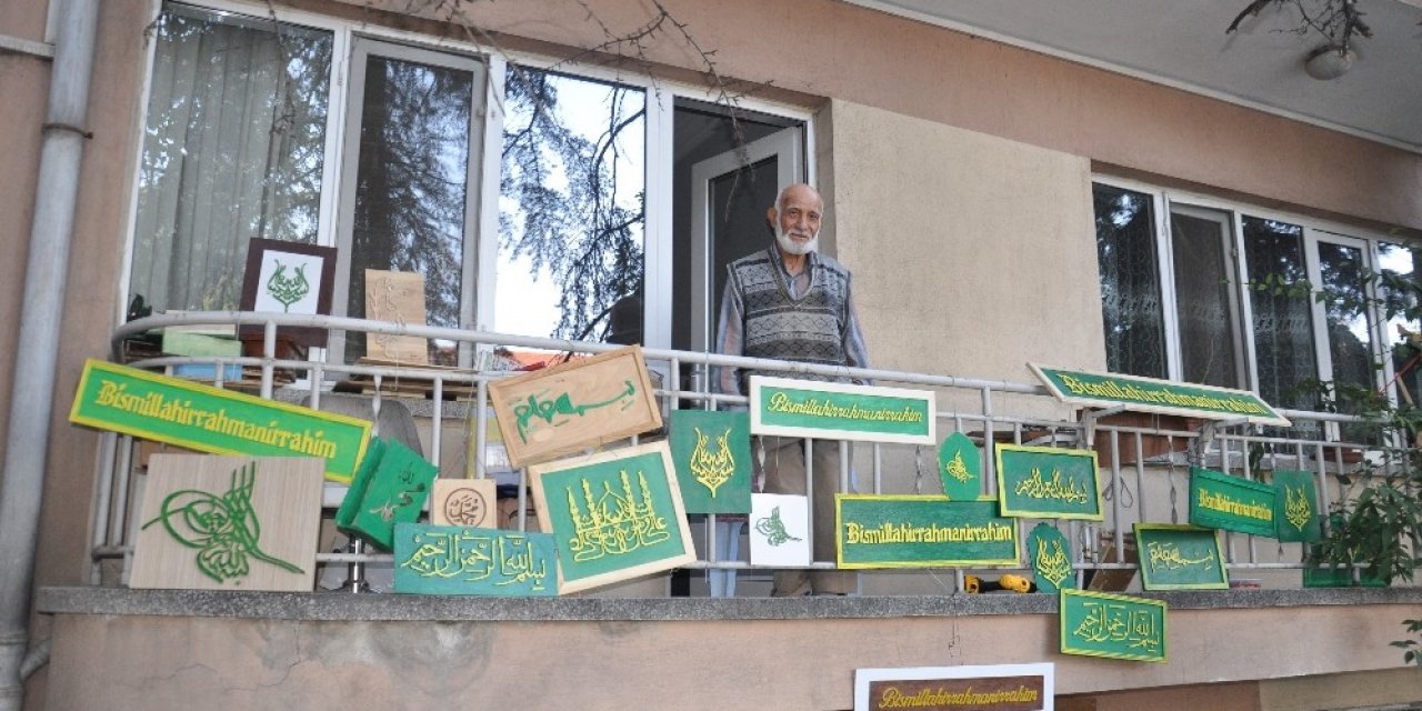 Evini atölyeye, balkonunu ise sergi salonuna çevirdi