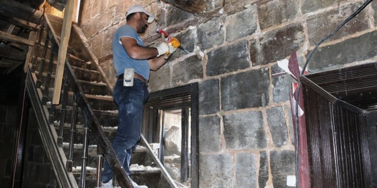 Bitlis’te 130 yıllık tarihi yapı, Fuat Sezgin Kültür Evi olarak onarılıyor