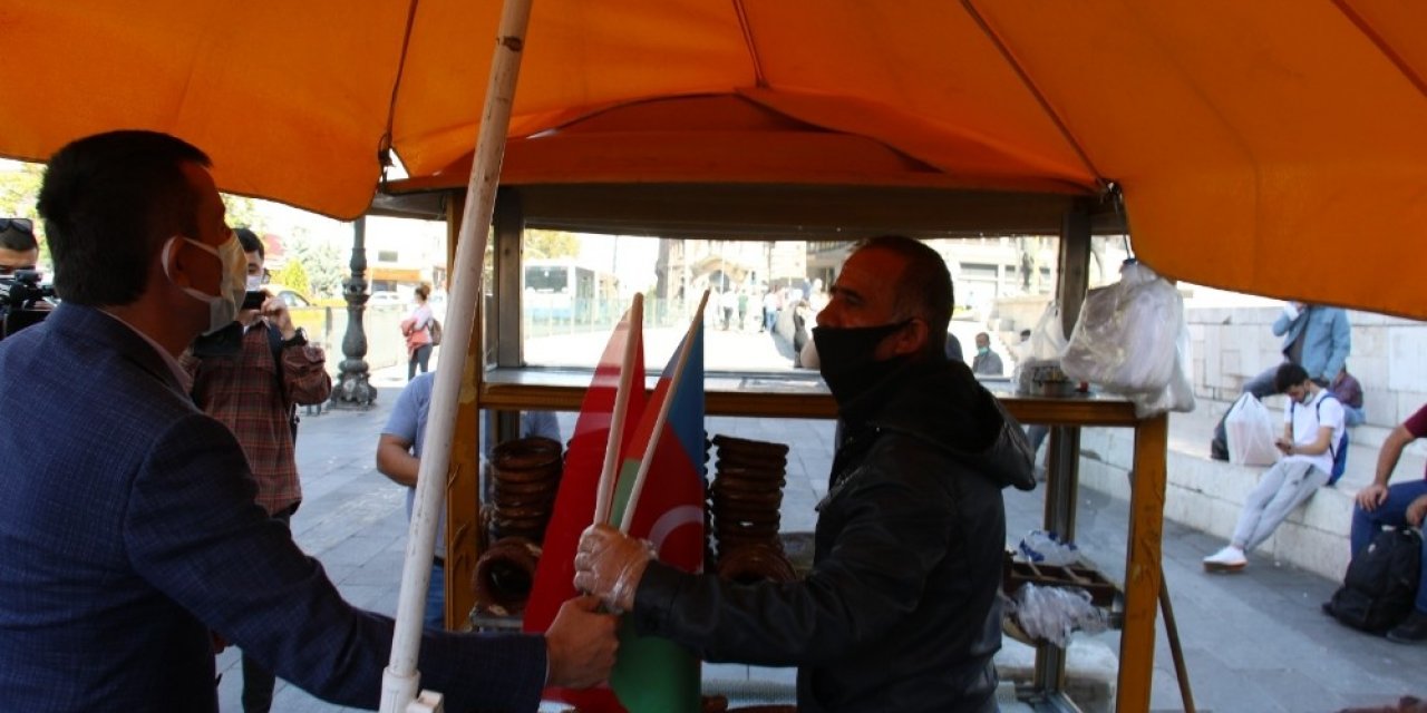 Başkent esnafına Azerbaycan bayrağı