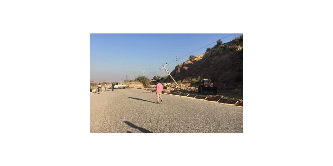 Yol çalışmasında elektrik direkleri devrildi