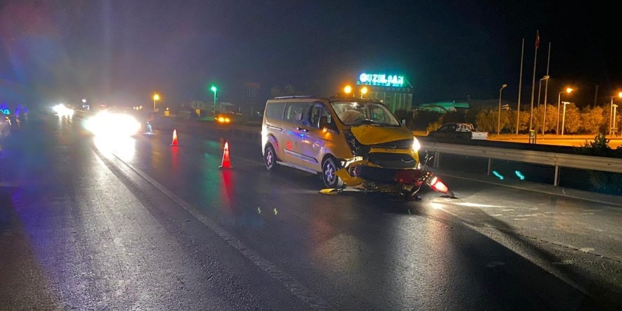 Manavgat’ta ticari taksiyle motosiklet çarpıştı: 2 yaralı