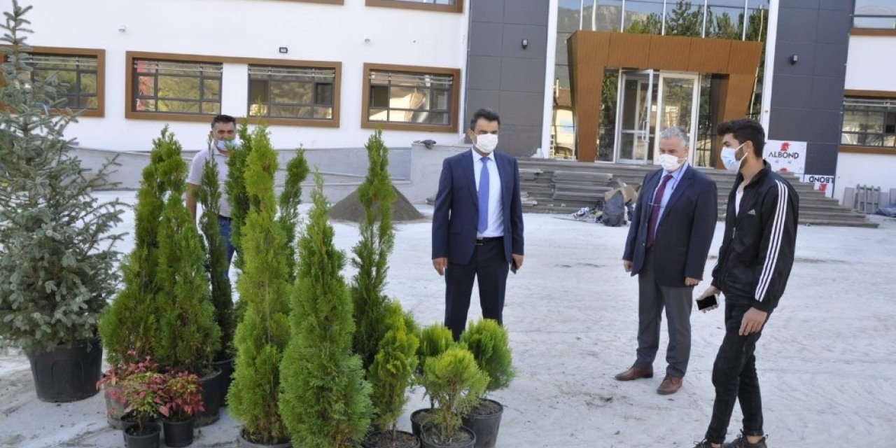 Gümüş, Kanuni Ortaokulu’nun inşaatında incelemelerde bulundu