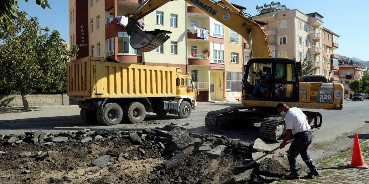 Alparslan Türkeş Caddesi sıcak asfalt çalışması başladı