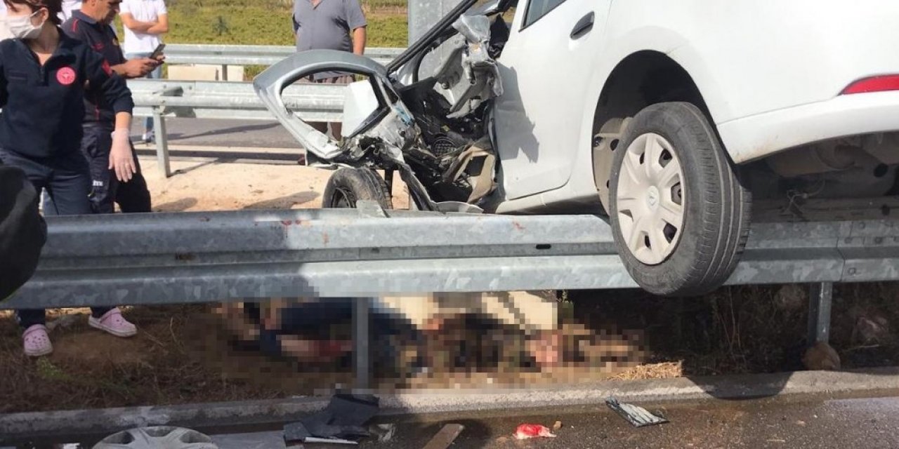 Kaza yapan otomobil bariyerlerde asılı kaldı: 2 yaralı