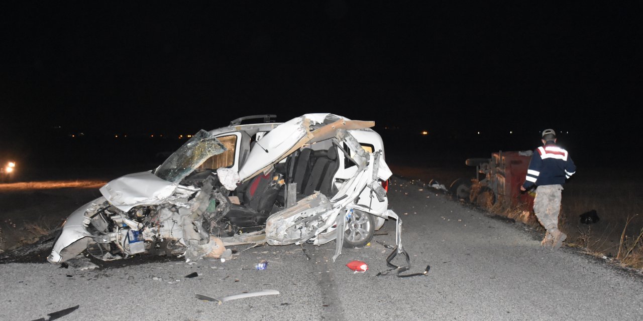 Ticari araç traktörün römorkuna çarptı! 2 ölü 2 yaralı