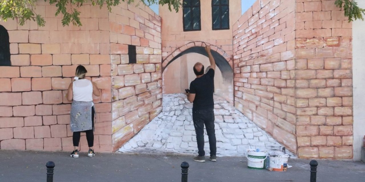 Gaziantep’in tarihi duvarlara yansıtılıyor