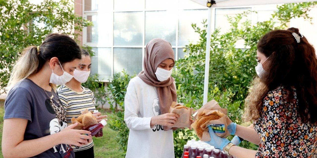 Gıda Gününde Adana Şalgamı ve simit ikram edildi