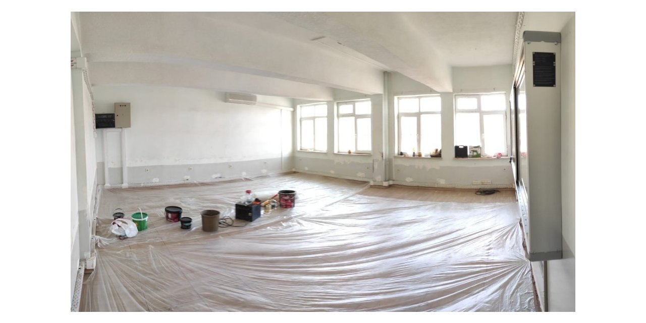 Genç mimarlarlar ellerine matkap ve fırçaları alıp işçi olarak çalıştı