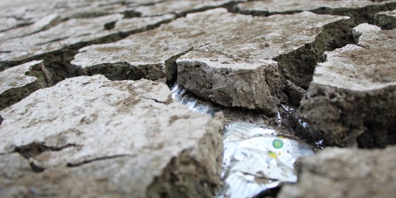 ‘Kuş Cenneti’nde kuraklıktan sular çekildi, insanoğlunun ayıbı ortaya çıktı