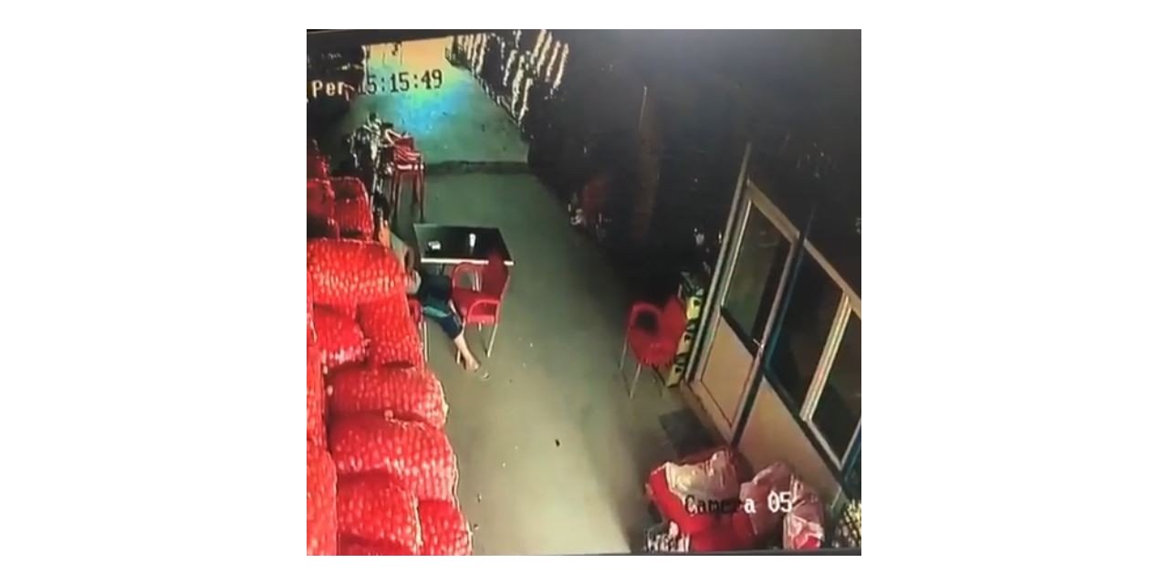 Gözlerine baka baka cep telefonlarını çaldı