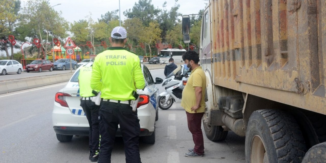 Seyir halindeki motosiklet devrildi