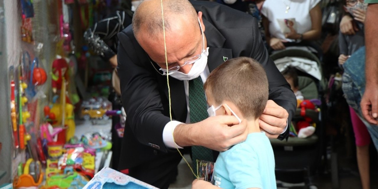 Vali Atik maskeye takmak istemeyen miniği ikna etti