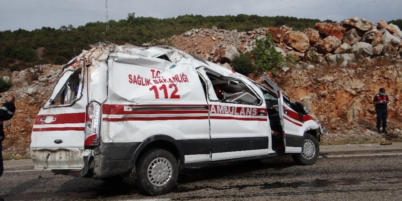 Bilecik’te hastaya giden ambulans kaza yaptı: 2 yaralı
