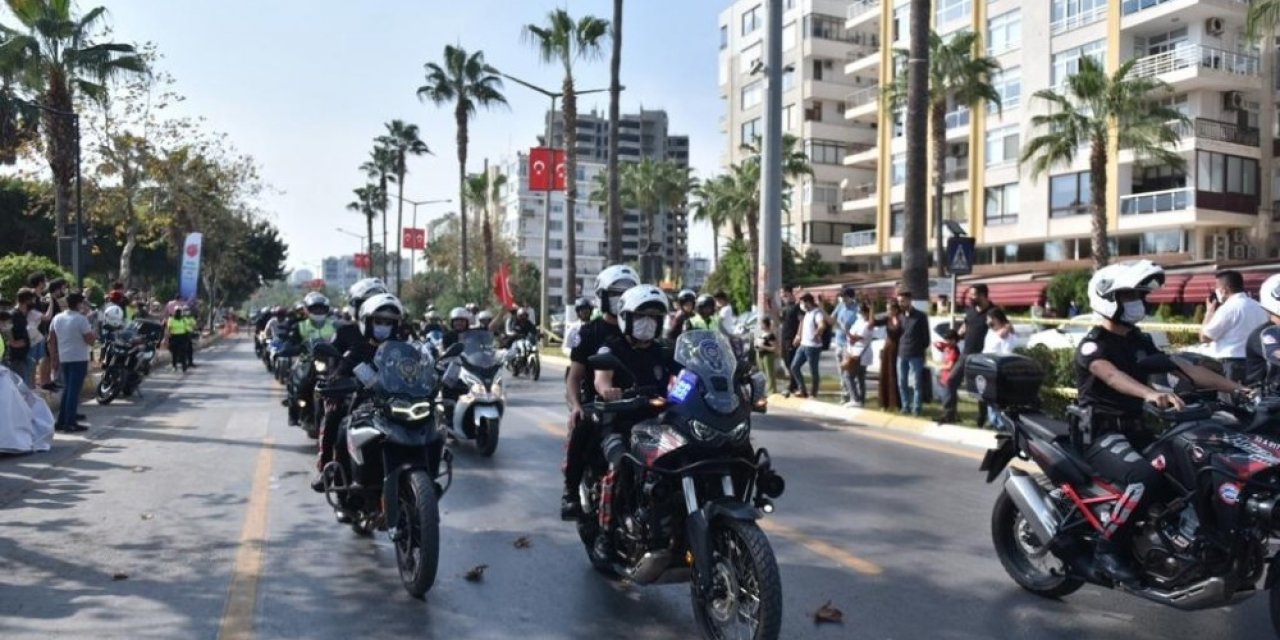 Mersin’de polis motosiklet tutkunlarıyla şehir turu attı