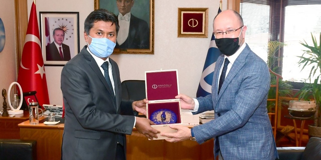 Sri Lanka Büyükelçisi Mohamed Rizvi Hassen, Rektör Erdal’ı ziyaret etti