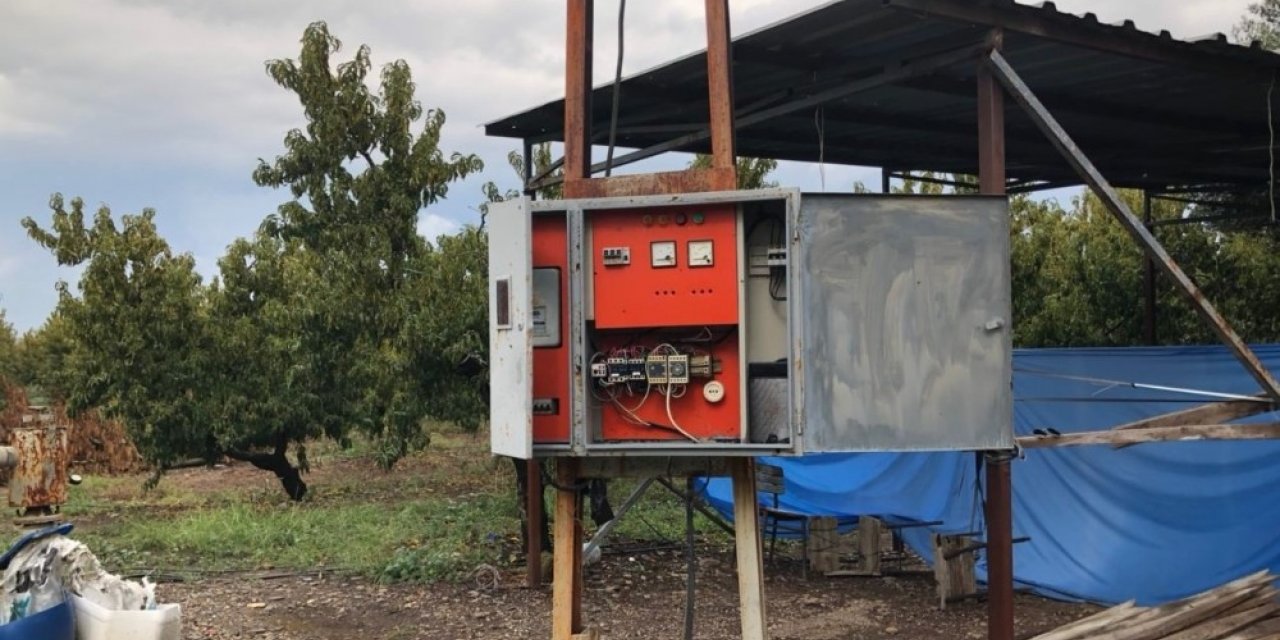 Bahçesine elektrik bağlamak isterken hayatını kaybetti
