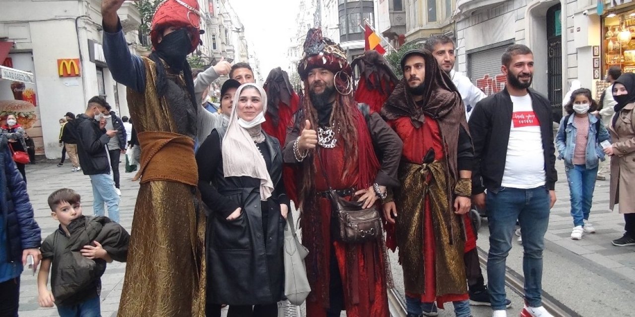 Taksim’de ilginç kostümleriyle ilgi odağı oldular