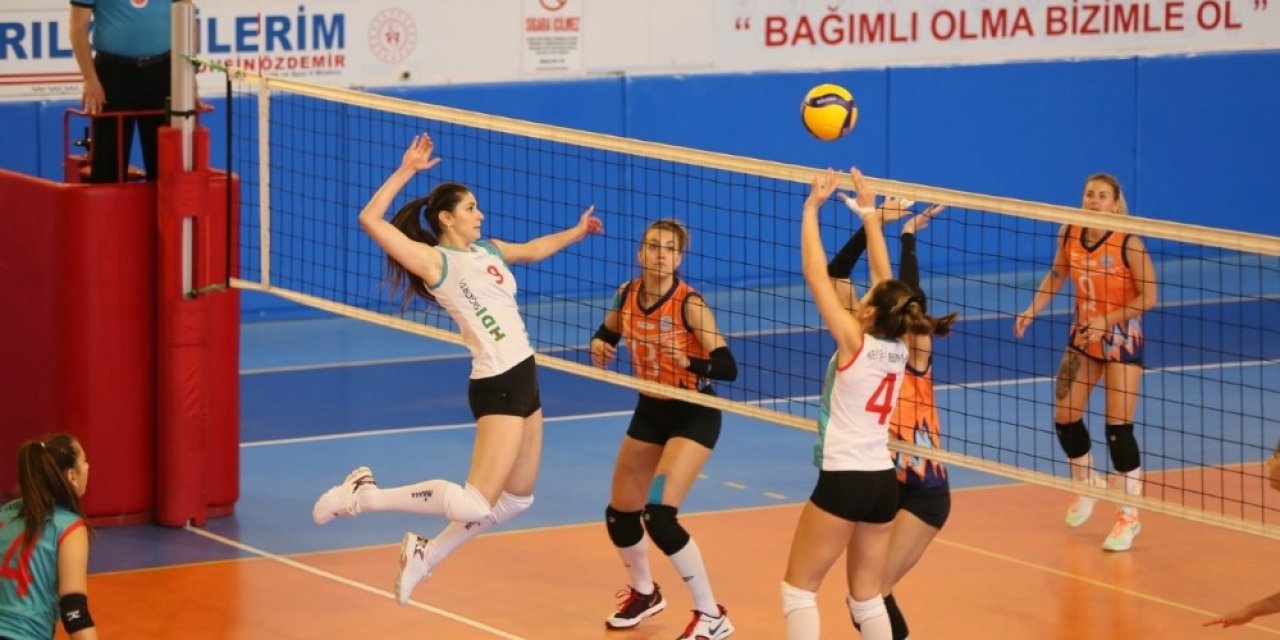 Nevşehir Belediyespor Kadın Voleybol takımı galibiyetle başladı