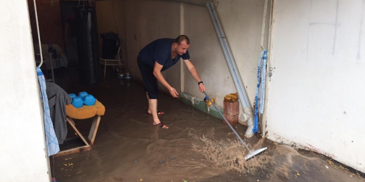 Eskişehir’de aniden başlayan yağmur ve dolu yağışı hayatı felç etti