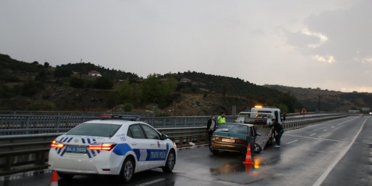 Uşak’ta bariyerlere çarpan otomobilde 2’si çocuk 5 kişi yaralandı