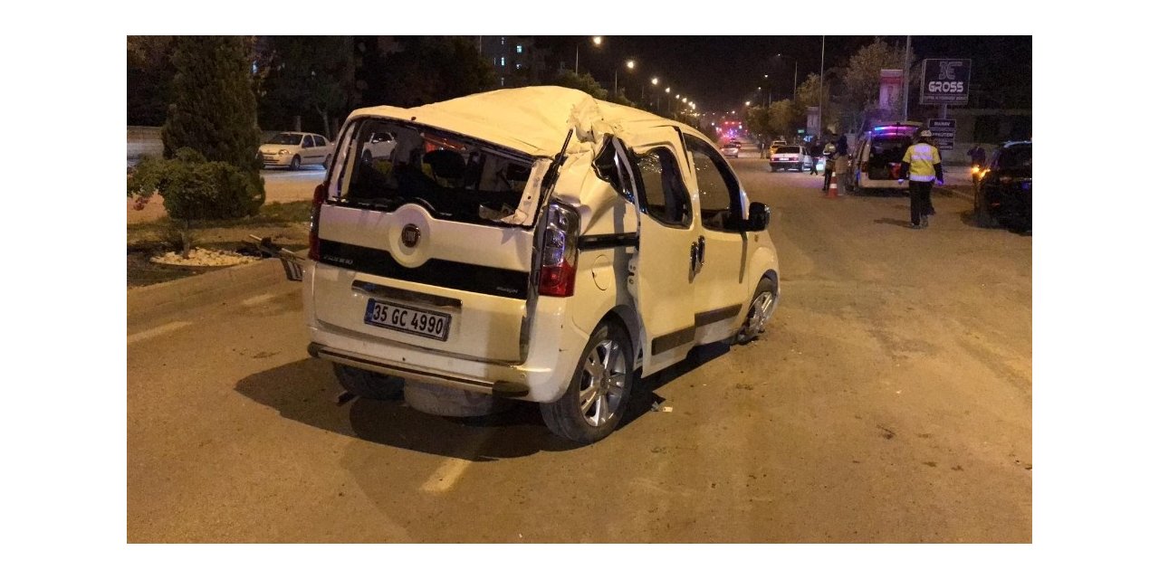 Ticari araç karşı şeride geçti otomobile çarptı: 4 yaralı