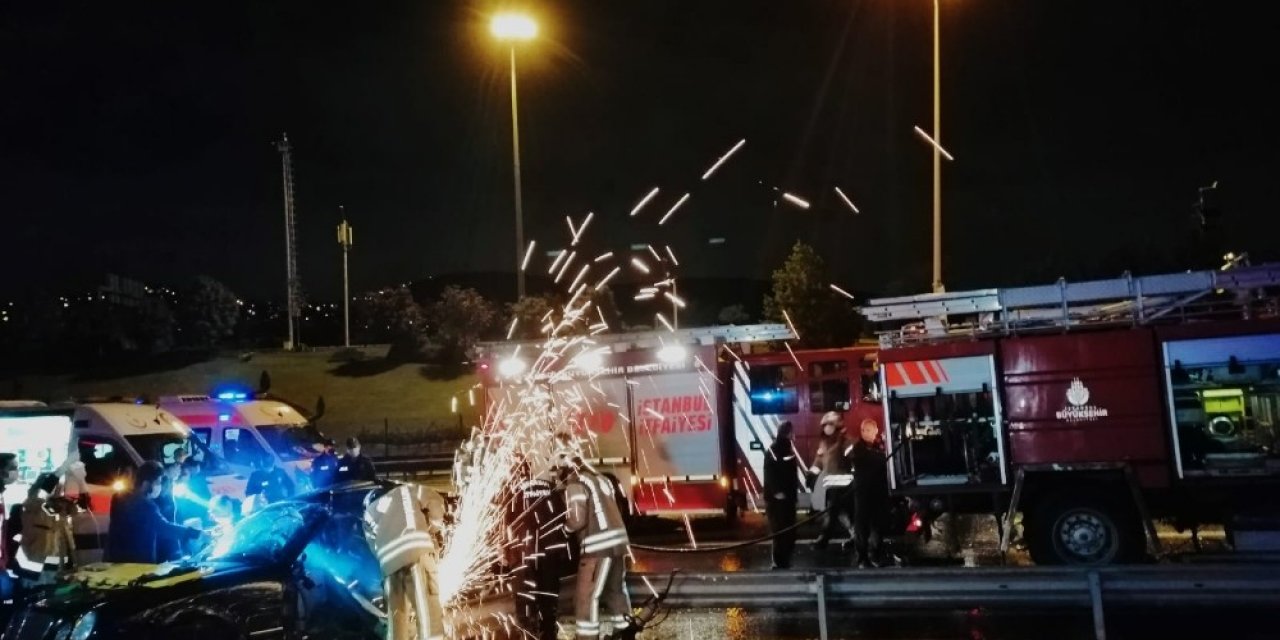 D-100’de otomobil bariyerlere girdi: 2 yaralı