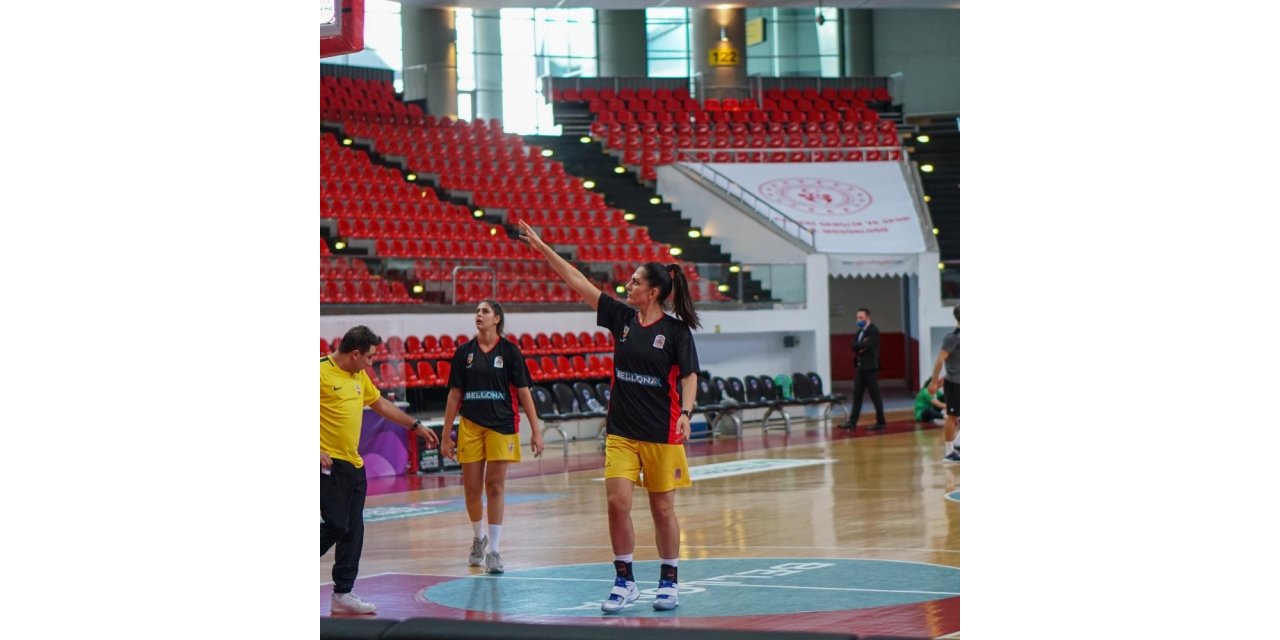 Bellona Kayseri, Nesibe Aydın önünde