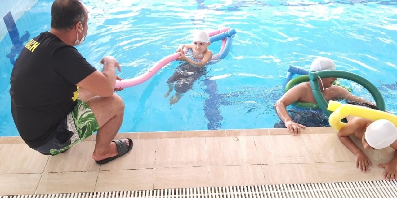 Adana’da 6 bin genç yüzme öğrendi