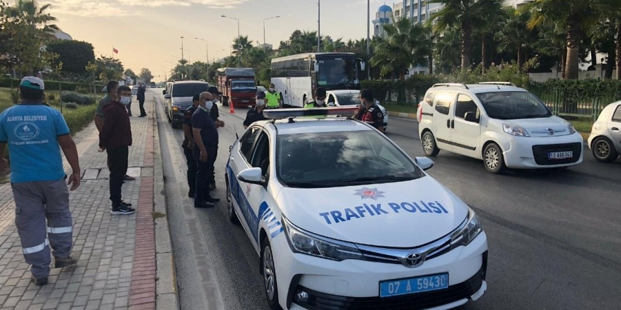 Duran otomobile arkadan çarpan motosiklet sürücüsü ağır yaralandı