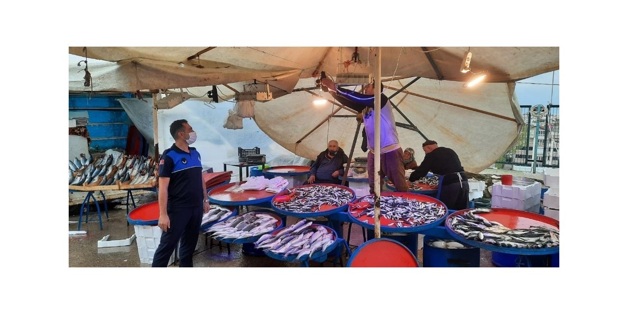 Osmangazi’de balıkçı tezgahlarına mavi ışık denetimi