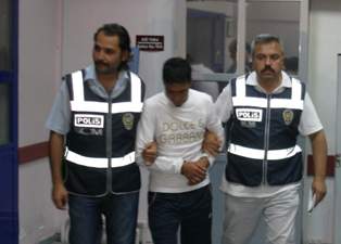 Borcunu ödemek için uyuşturucu kuryesi oldu